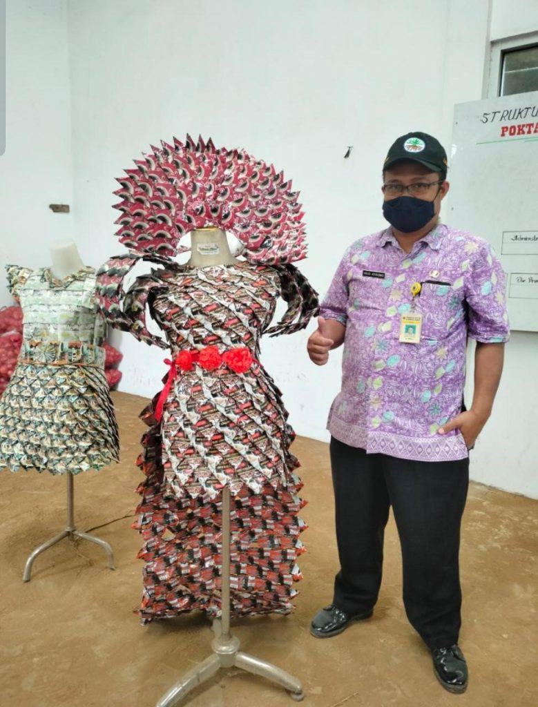 Kegiatan Kerajinan Baju dari Sampah dari Desa Gombong